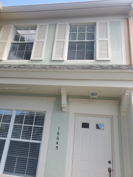16645 Hemingway Dr in Weston, FL - Building Photo