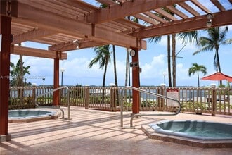 999 Brickell Bay Dr, Unit 1009 in Miami, FL - Foto de edificio - Building Photo