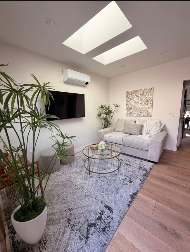 2408 W 102nd St in Inglewood, CA - Building Photo - Building Photo