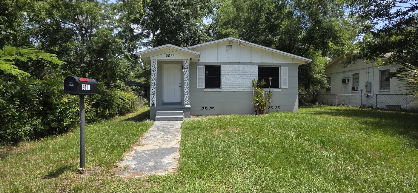 2011 W 5th St in Jacksonville, FL - Building Photo
