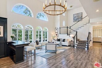 200 S Almont Dr in Beverly Hills, CA - Building Photo - Building Photo