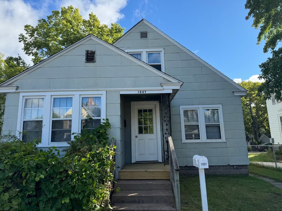 1007 S Farwell St in Eau Claire, WI - Building Photo