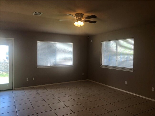 2009 Buckley Ln in Round Rock, TX - Building Photo - Building Photo