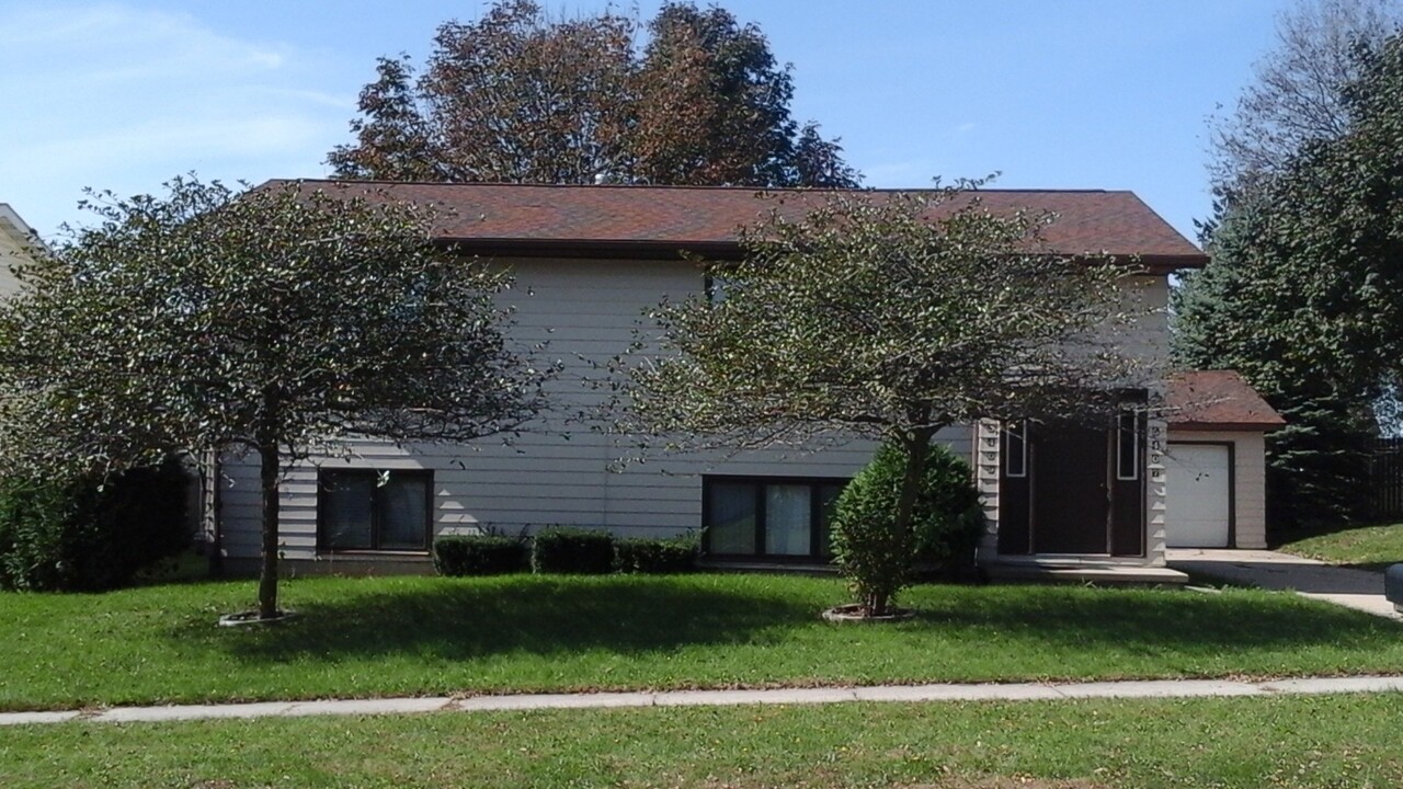 5409 Norse Dr in Cedar Falls, IA - Building Photo