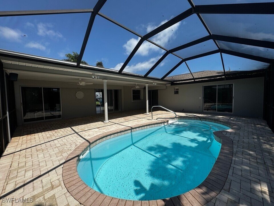 218 Dent Dr in Naples, FL - Foto de edificio