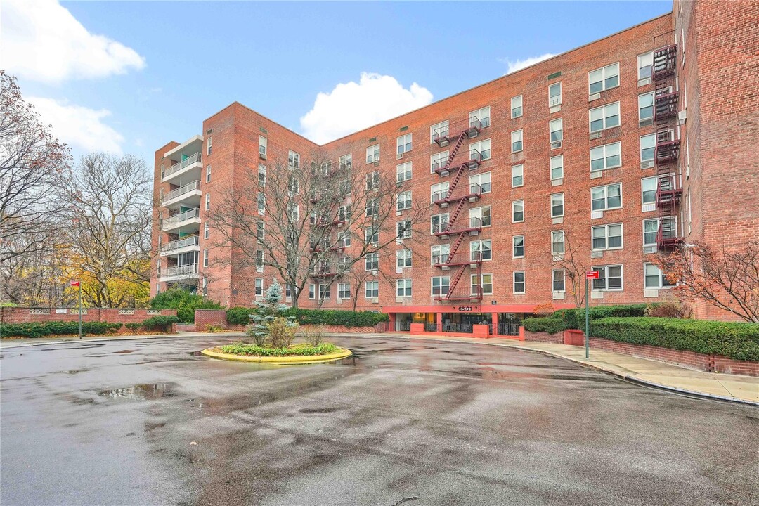 66-01 Burns St in Queens, NY - Building Photo