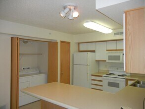 2861 Coral Ct, Unit 2001 in Coralville, IA - Building Photo - Building Photo