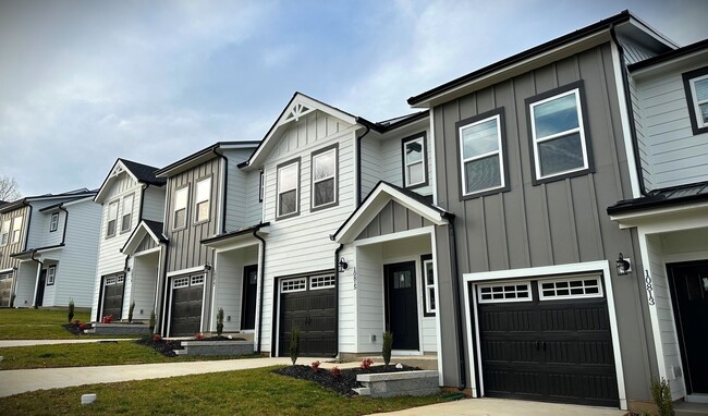 Townhouse Row at Greystone in Knoxville, TN - Foto de edificio - Building Photo