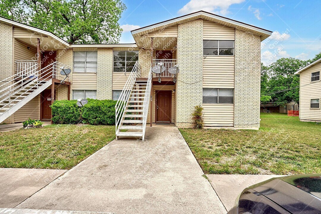 726 Old Martindale Rd in San Marcos, TX - Building Photo