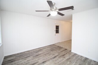 404 Ladybird Ln in Pensacola, FL - Building Photo - Building Photo