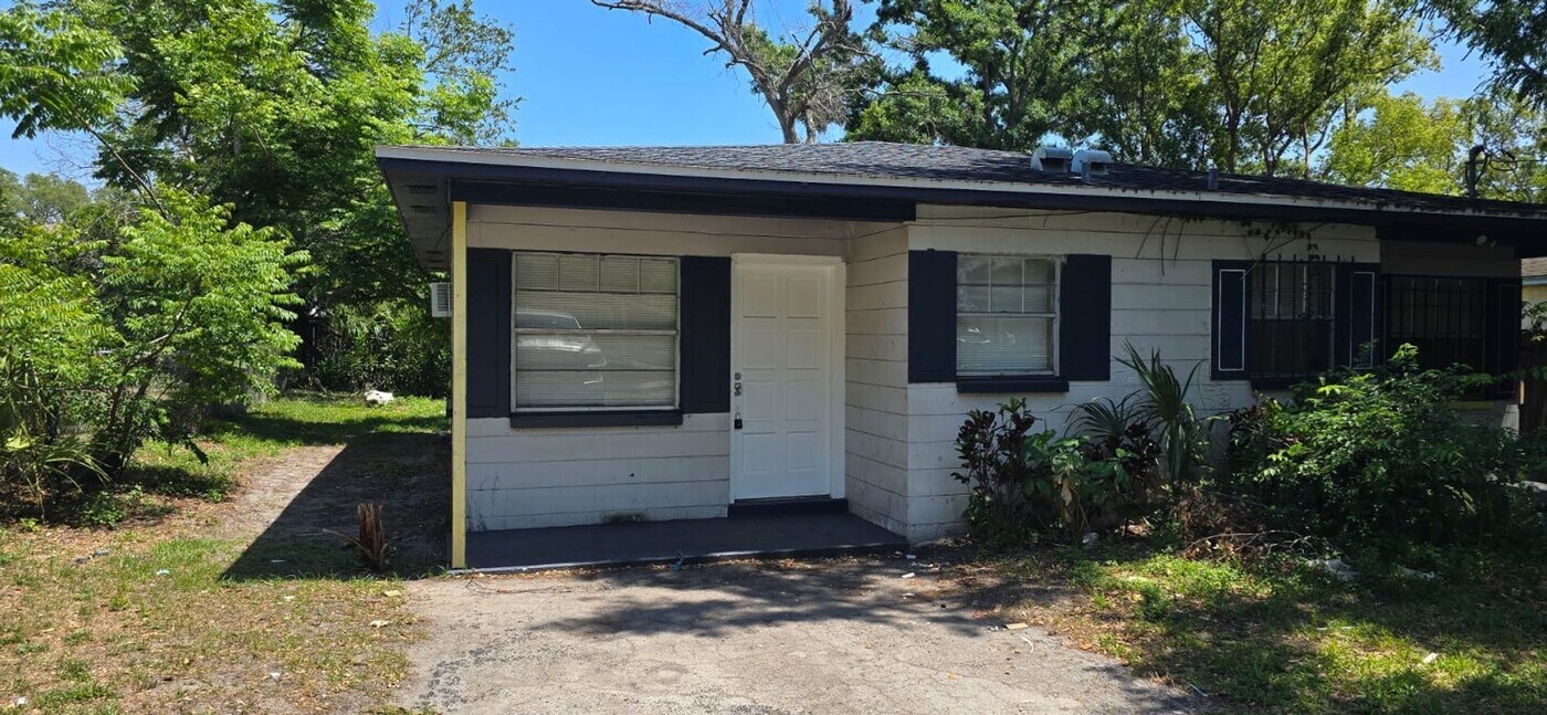 9613 N 11th St-Unit -B in Tampa, FL - Building Photo