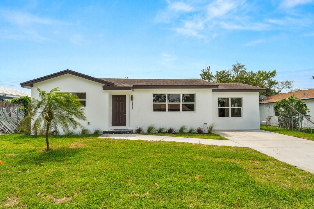 111 W 35th St in West Palm Beach, FL - Building Photo
