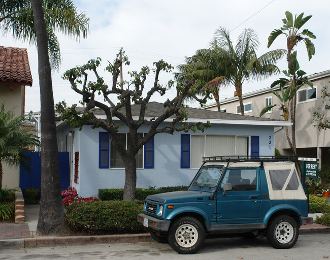 221 8th St in Seal Beach, CA - Building Photo - Building Photo