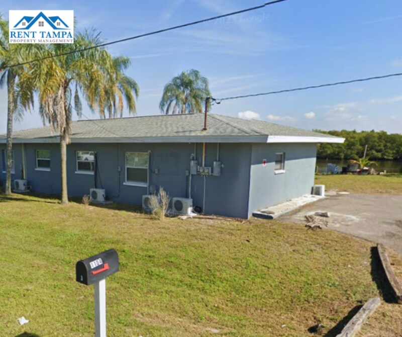 1104 Neptune Dr in Ruskin, FL - Building Photo