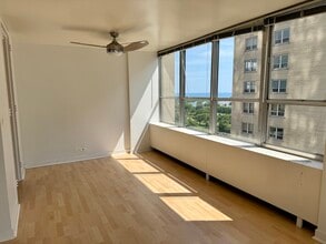 655 W Irving Park Rd in Chicago, IL - Building Photo - Building Photo