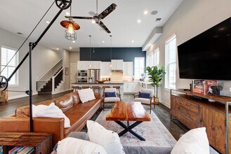 4810 Springdale Rd in Austin, TX - Foto de edificio - Building Photo