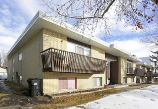 4826 Varsity Dr NW in Calgary, AB - Building Photo - Building Photo