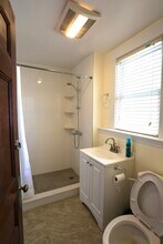 124 Forest St, Unit 1 in Medford, MA - Foto de edificio - Building Photo