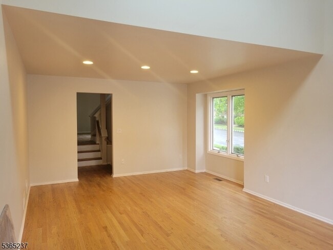151 Clarken Dr in West Orange, NJ - Building Photo - Building Photo