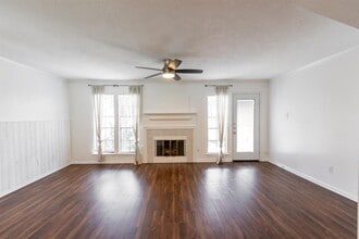 17283 Saturn Ln in Houston, TX - Building Photo - Building Photo