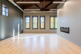 336 S State St in Ann Arbor, MI - Building Photo