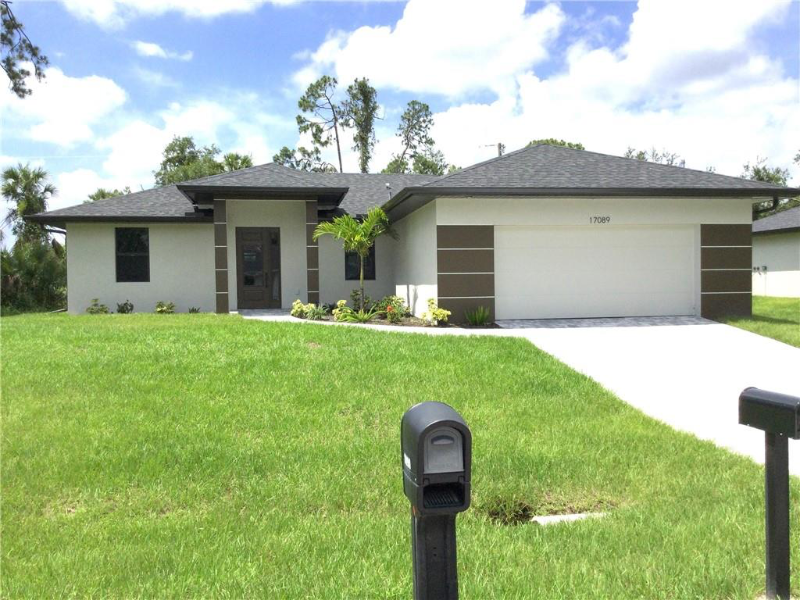 17089 Urban Ave in Port Charlotte, FL - Building Photo