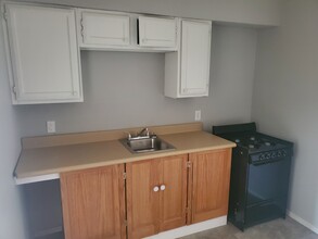 11 H St NW in Miami, OK - Building Photo - Interior Photo