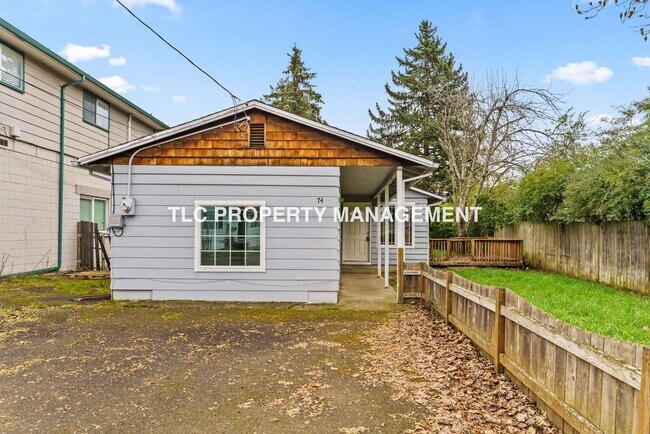 74 N 3rd St in Creswell, OR - Building Photo - Building Photo