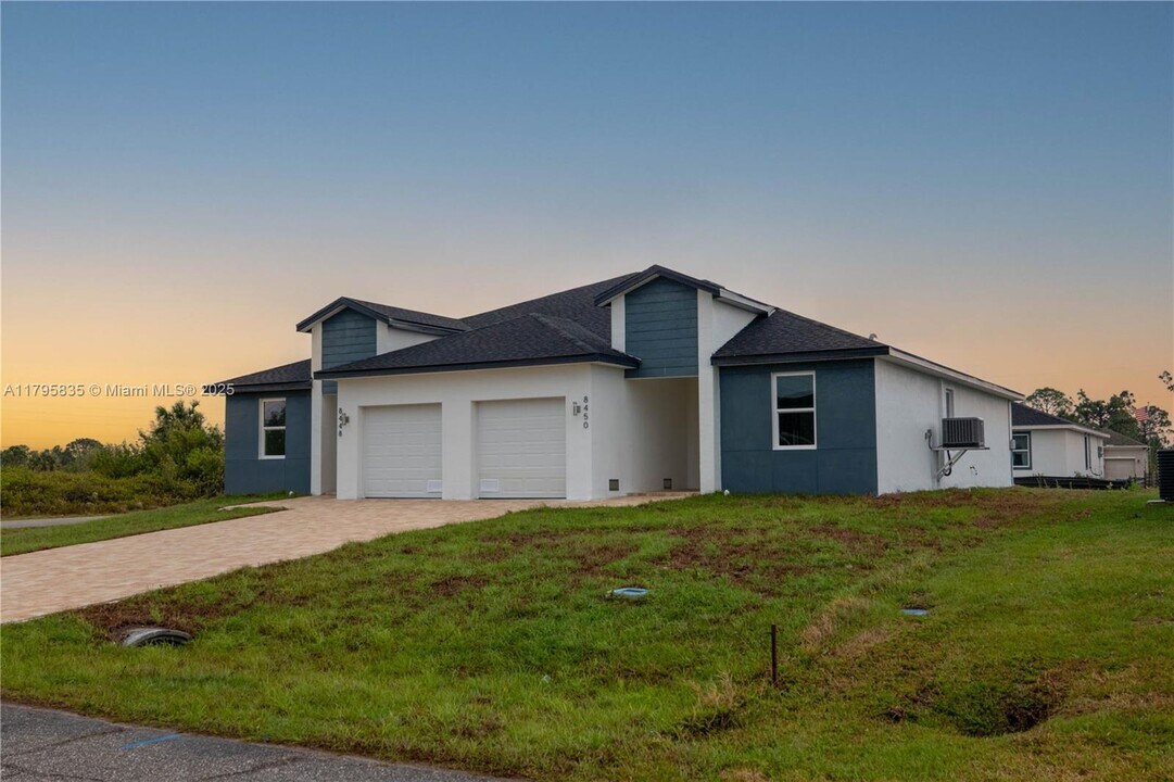 8450 Dinnano St in Port Charlotte, FL - Building Photo