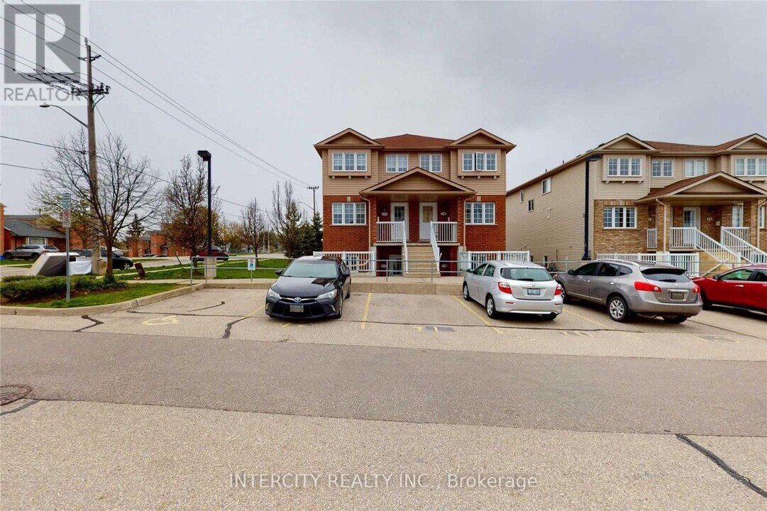 50-50 Howe Dr in Kitchener, ON - Building Photo