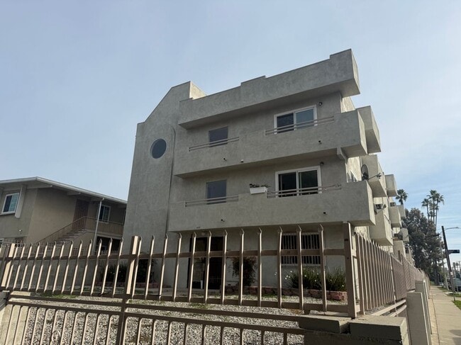 property at 400 N Hobart Blvd