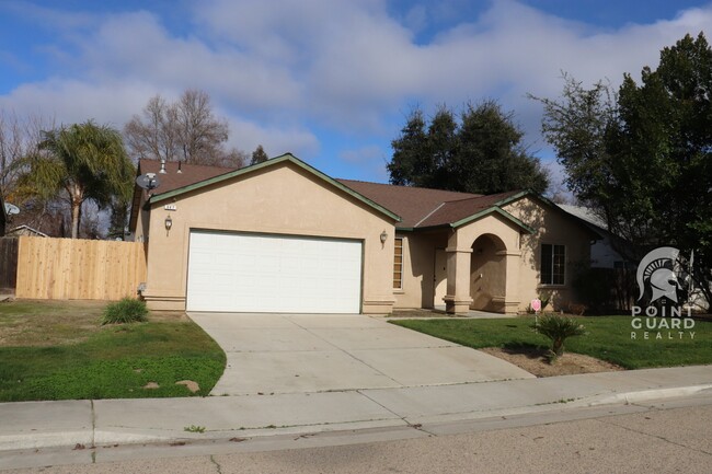 647 W Nevada St in Kingsburg, CA - Building Photo - Building Photo