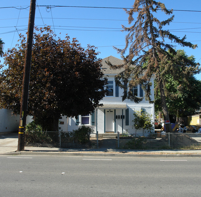 724 Berrellesa St in Martinez, CA - Foto de edificio - Building Photo