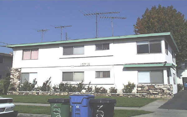 13719 Sylvan St in Van Nuys, CA - Foto de edificio - Building Photo