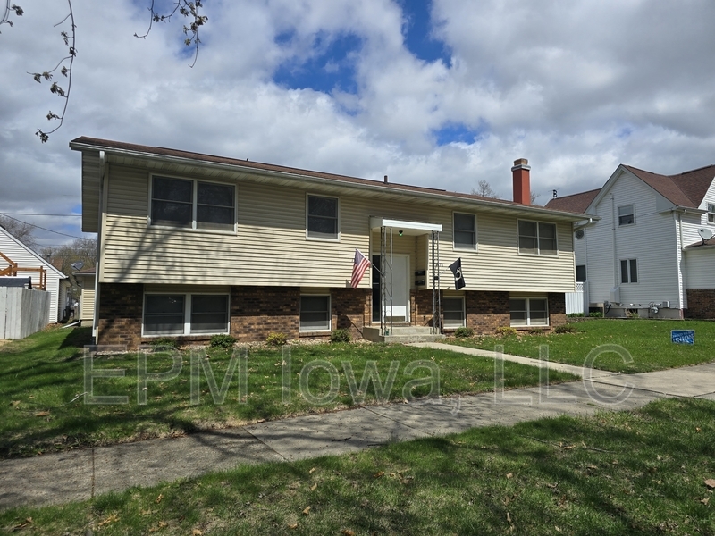 1840 W 3rd St in Waterloo, IA - Foto de edificio