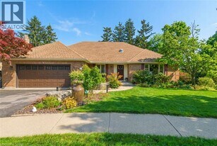 11 Mays Crescent in Waterdown, ON - Building Photo