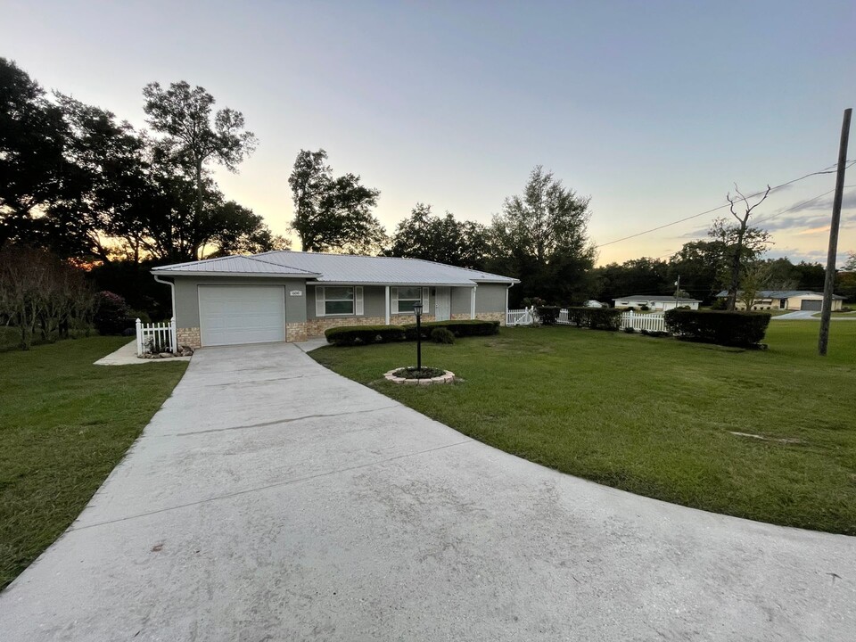 606 Second Ave in Lady Lake, FL - Foto de edificio