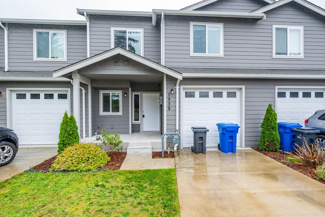 1939 SW Cooper Way in Oak Harbor, WA - Foto de edificio