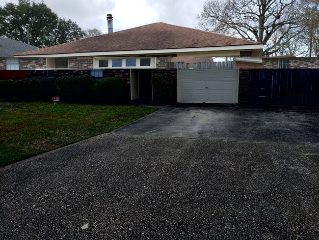121 Brentwood Dr in Belle Chasse, LA - Building Photo - Building Photo