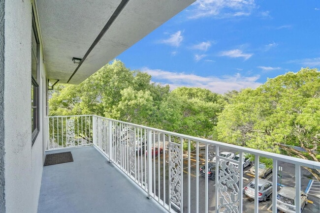 1526 Whitehall Dr in Davie, FL - Building Photo - Building Photo