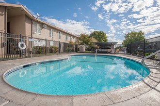 Hillsdale Village in Sacramento, CA - Building Photo - Building Photo