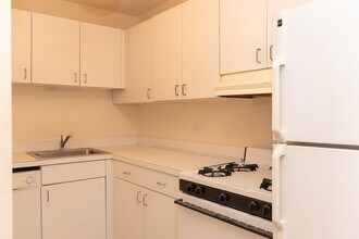 629 W Wellington Ave, Unit M02H in Chicago, IL - Building Photo - Building Photo