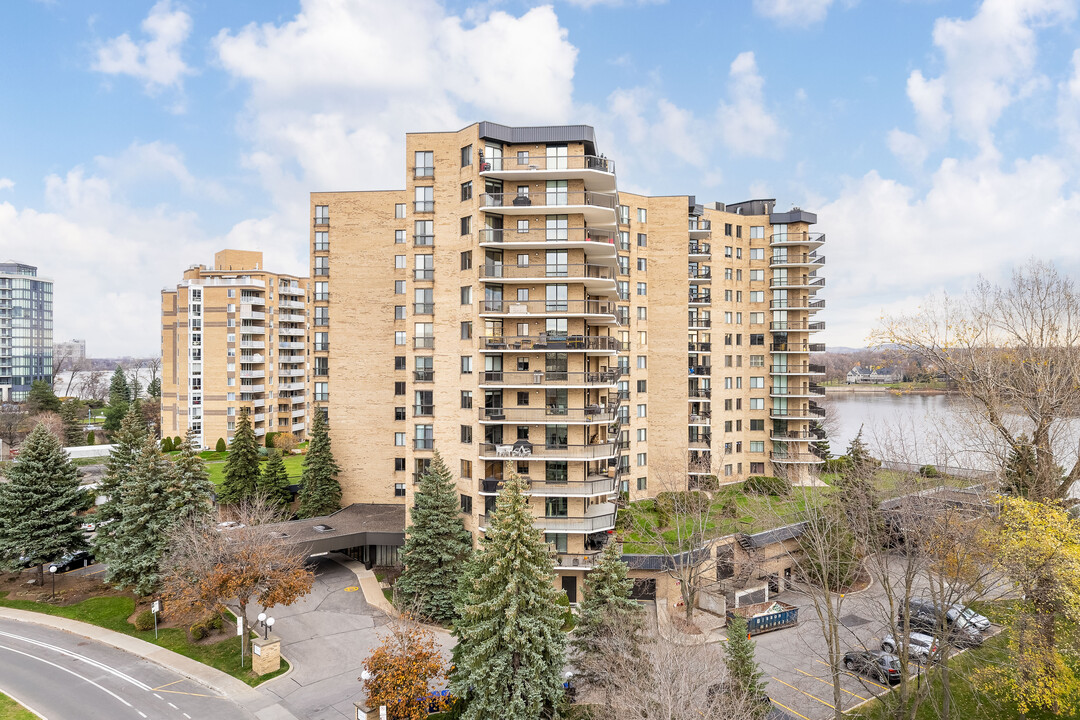 Le Versailles in Laval, QC - Building Photo