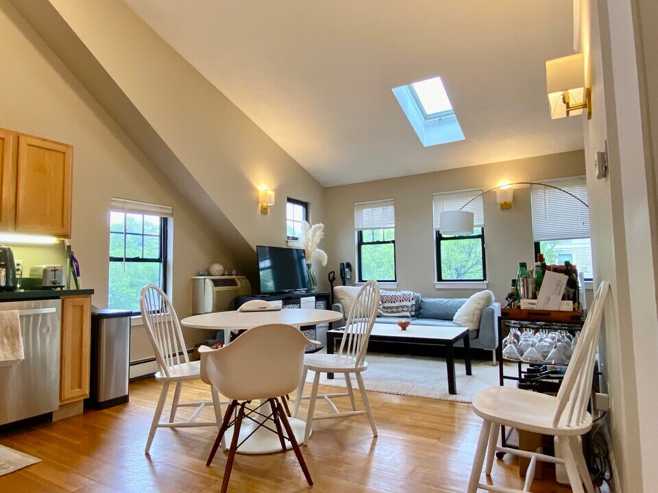 241 River St, Unit 10 in Cambridge, MA - Building Photo
