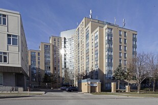 Weaver's Hill in Mississauga, ON - Building Photo