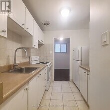 570 Eglinton Ave W in Toronto, ON - Building Photo - Building Photo