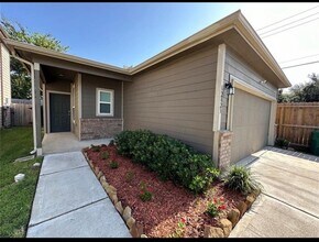 12823 Clearcroft St in Houston, TX - Foto de edificio - Building Photo