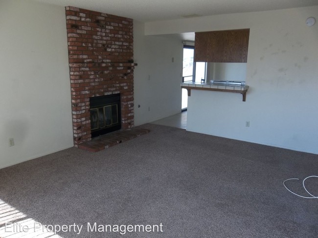 1004 W Graaf Ave in Ridgecrest, CA - Foto de edificio - Building Photo