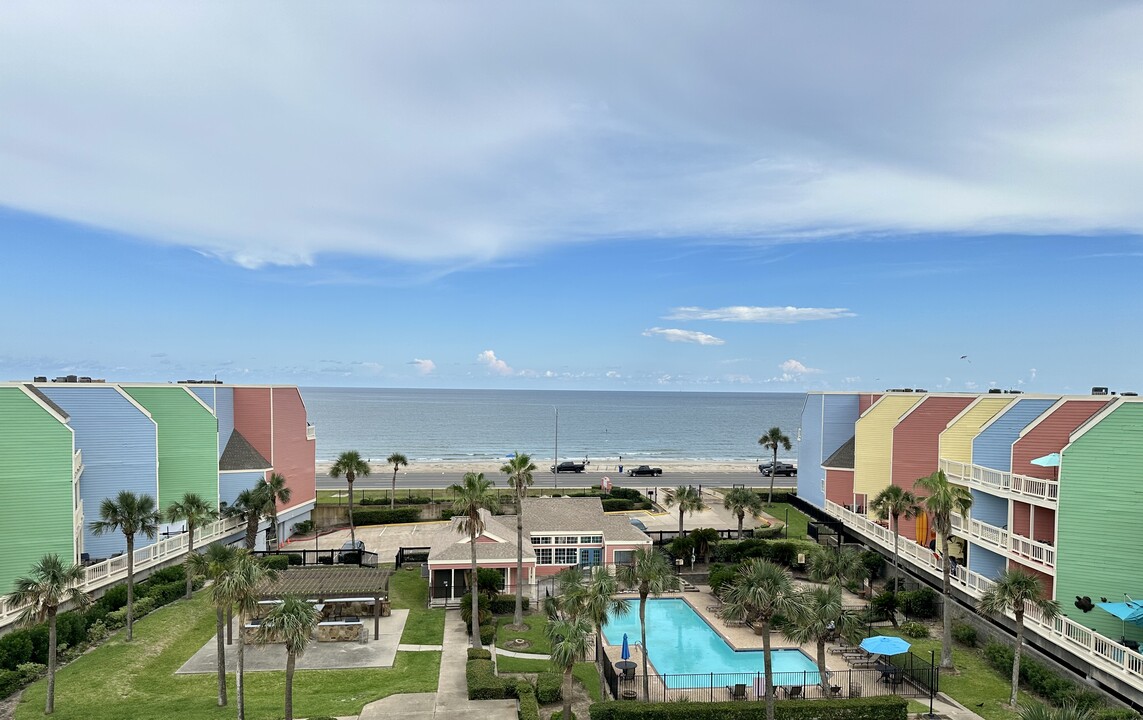 Oceanfront Lofts in Galveston, TX - Building Photo