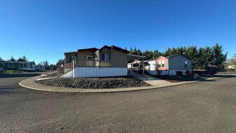 196 Oak Leaf Ln in Winston, OR - Building Photo